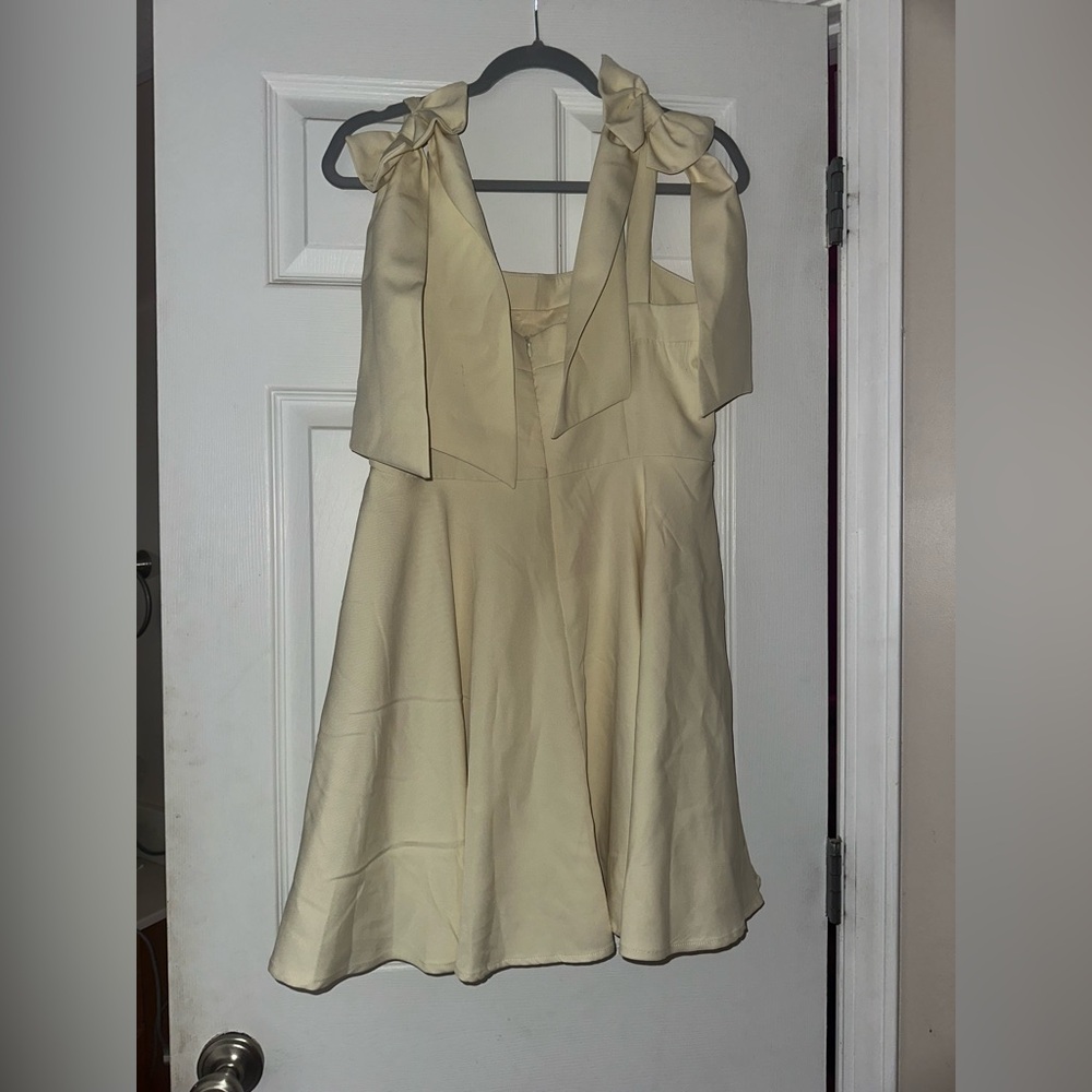 Butter Yellow Dress with pockets and bows - Picture 3 of 4